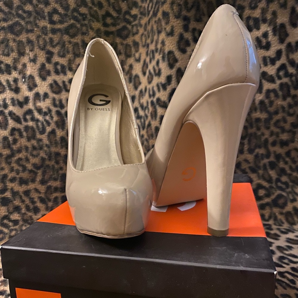 Size 7 Guess Taupe Pumps